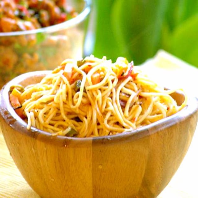 Bucket Veg Hakka Noodles.