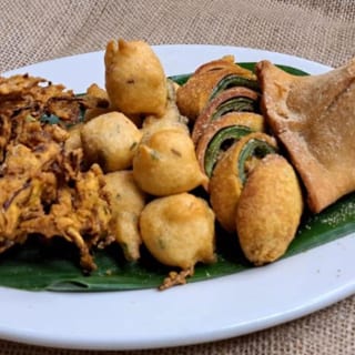 Kaveri Veg Platter ( Cut Mirchi,pakora,samosa,punugulu)